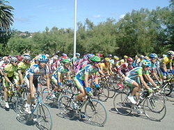 Pelotón de la Vuelta a España durante su paso por Santander.