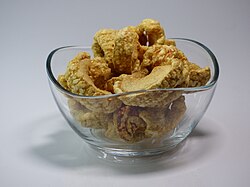 Plato de torreznos servidos como aperitivo tradicional