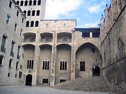 Plaza del Rey con el Salón del Tinell al fondo, la Capilla de Santa Águeda a la derecha y el Palacio del Lugarteniente a la izquierda.