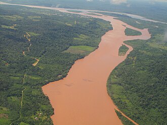 Vista general del paisaje fluvial en la Amazonía