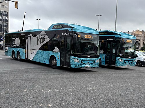 Autobuses de la línea A1 en Plaza España en dirección al aeropuerto