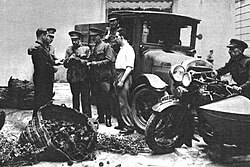 Carabineros inspeccionando mercancías en 1935