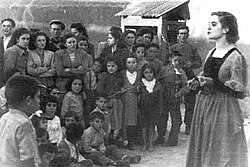 Fotografía histórica de una maestra rural en España