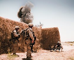 Marines estadounidenses detonando un artefacto explosivo improvisado en la provincia de Helmand.