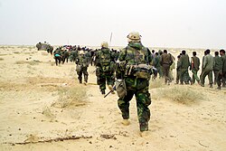 Fotografías representativas de la invasión de Irak de 2003 incluyendo prisioneros y convoyes militares