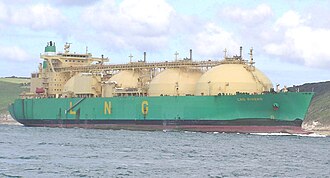 Buque gasero para GNL en alta mar.