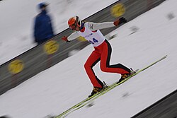 Esquiador ejecutando un aterrizaje Telemark
