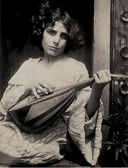 Fotografía histórica de un joven con mandolina en Roma antes de 1901