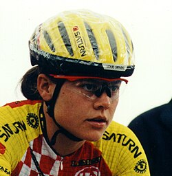 Ciclista con casco y equipo de protección