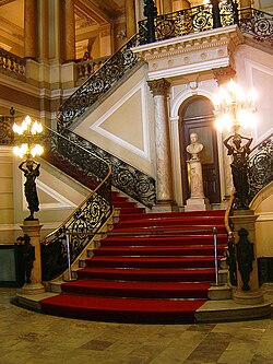 Escalinata principal interior