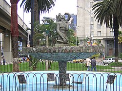 Fuente Cacique Nutibara ubicada en la plazuela Nutibara en Medellín