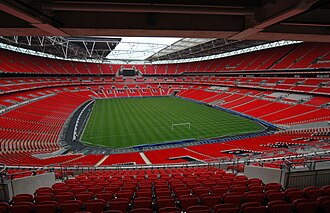 Interior del estadio de Wembley con gradas y campo de juego
