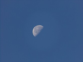 Cuarto menguante de Luna visto durante la mañana