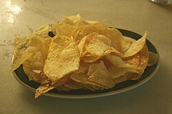 Típica tapa española de patatas fritas en un plato