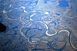 Meandros activos y abandonados en un río de alta sinuosidad
