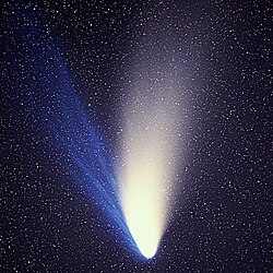 Fotografía del cometa Hale-Bopp mostrando la separación de su cola de plasma y polvo.