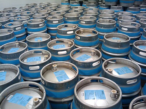 Barriles de cerveza en una cervecería en el Reino Unido