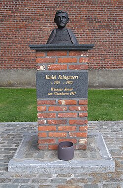 Estatua de Emiel Faignaert en Sint-Martens-Lierde