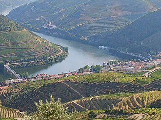 Paisaje montañoso y fluvial representativo del norte de Portugal.