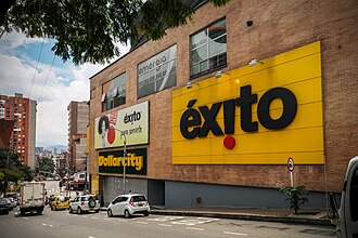 Fachada de una tienda Éxito
