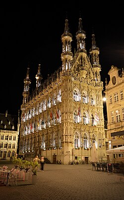 Ayuntamiento de Lovaina iluminado durante la noche