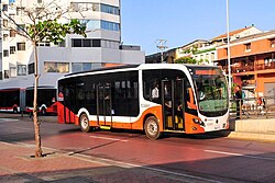 Bus padrón de Transcaribe en una estación