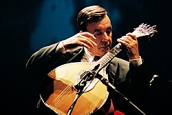 António Chainho tocando una guitarra portuguesa.