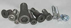 Selección de tornillos cincados y pavonados