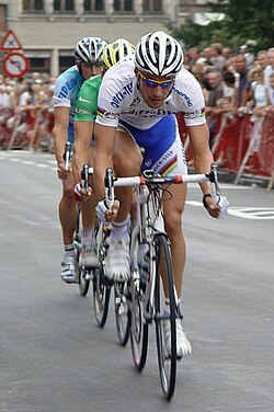 Tom Boonen portando el maillot arcoíris de campeón del mundo.