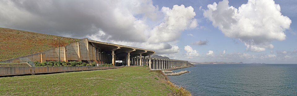 Pista elevada sobre pilares y la autopista inferior