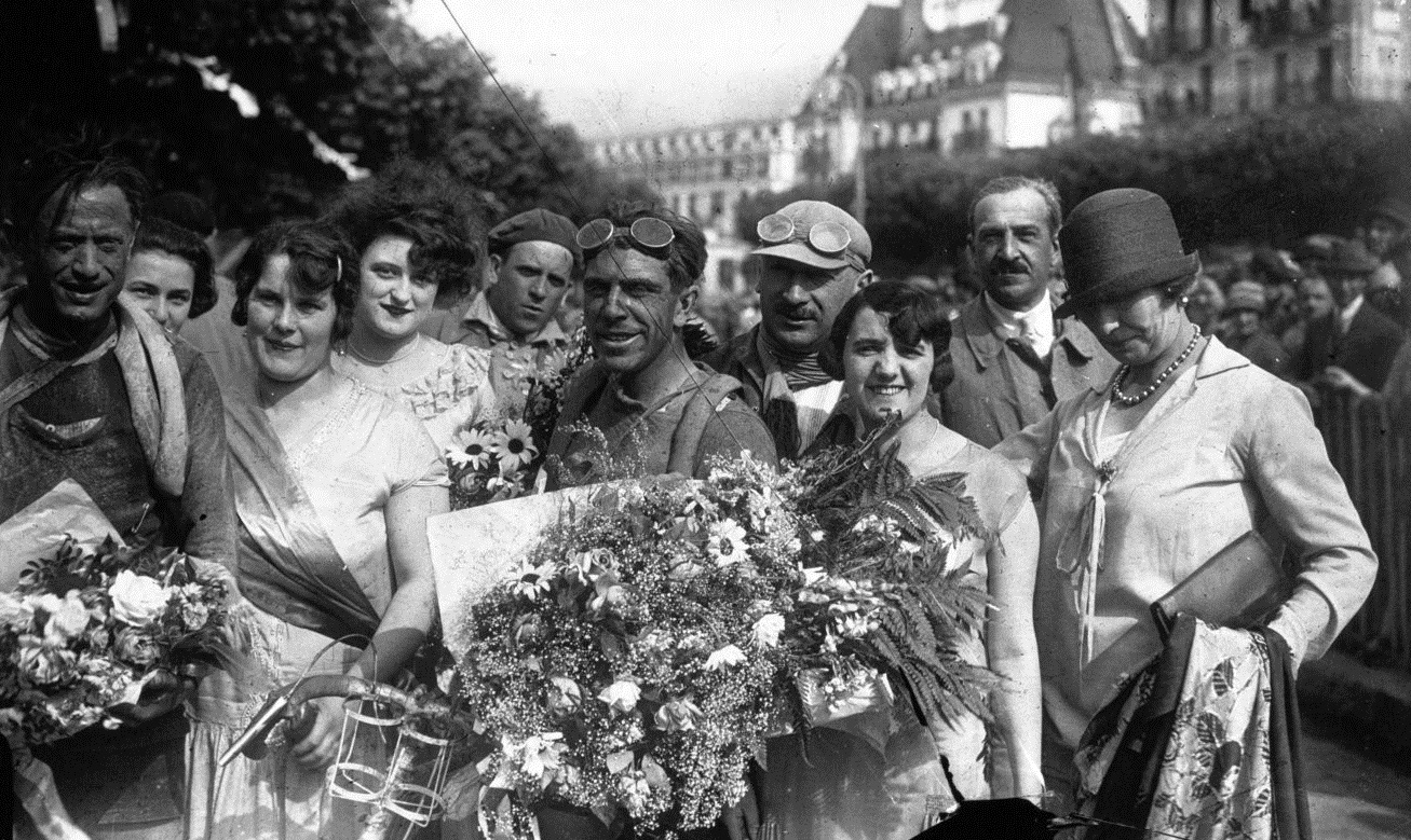Fotografía histórica de archivo que registra los datos biográficos y deportivos de Joseph Van Dam