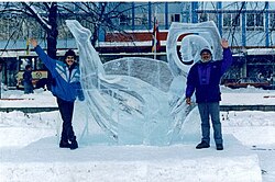 Abel Ramírez Águilar con escultura de hielo Gestación de un Nuevo Siglo en los Juegos Olímpicos de 1994 en Lillehammer, Noruega
