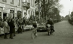 Eric Leman celebrando su triunfo en la prueba A Través de Flandes en 1969