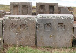 Detalle de bloques megalíticos en Puma Punku