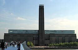 La fachada exterior de ladrillo y la estructura de la antigua Central de energía de Bankside tras su reconversión en Tate Modern.
