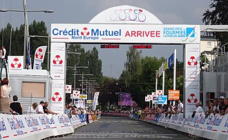 Ciclistas compitiendo en el Gran Premio de Fourmies
