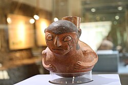 Cerámica de la cultura wari con representación de persona mascando coca