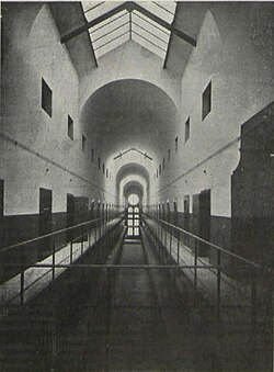 Interior de una galería de la cárcel en 1904