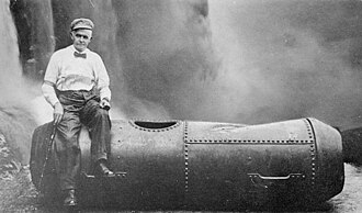 Bobby Leach junto a su barril tras el descenso