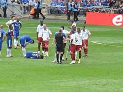Ballack tendido en el césped tras una lesión