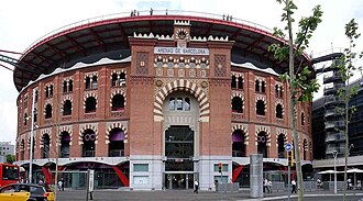Vista general y fachada exterior de Arenas de Barcelona