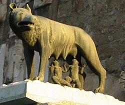 Estatuilla clásica que representa a Rómulo y Remo bajo la tradicional Loba Capitolina.