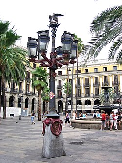 Farola diseñada por Antoni Gaudí
