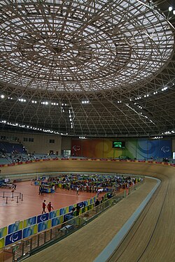 Vista interior del Velódromo de Laoshan mostrando la pista y las gradas