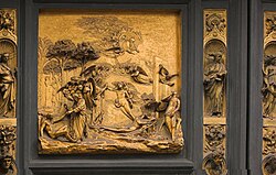 Detalle escultórico de las puertas
