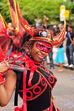 Persona disfrazada en el desfile callejero del carnaval de Notting Hill de 2008