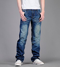 Persona joven vistiendo vaqueros o jeans en un entorno urbano.