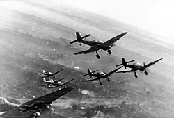 Formación de aviones en vuelo operativo.