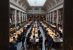 Sala de lectura de la biblioteca principal de la universidad