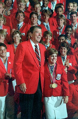 El presidente Ronald Reagan junto a Mary Lou Retton y el equipo olímpico de Estados Unidos en 1984